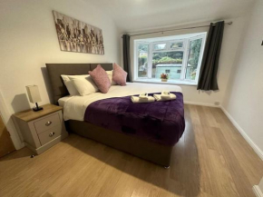 Spacious 3 Bed House with Parking and Garden